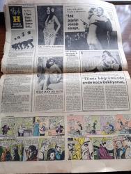 Hürriyet Gazetesi - 26 Kasım 1966 - Türk Lokantasında Esrar Araması Yapan Bir Alman Komiseri Münihte 3 Türkü Vurdu - Üniversite Mi Aşk Gemisi Mi -  Protokol Memurlarının Hoş Bir Sürprizi - İsmet İnönü Bayan Demirel Fotoğraf - Süleyman Demirel Bayan İnönü Fotoğraf - İsmet İnönü Bayan Demirel'e Mandalina İkram Ederken Kabuklarını Bile Soydu - Millet Meclisinde Petrol Konusunda Görüşme Başladı - Sultanahmet Erkek Sanat Enstitüsü Müdürü Şekip Özsoy Sarayburnunda Otomobili Denize Sürüp İntihar Etti - Beyaz Rüya Aşk Ve Macera Romanı Çizen Faruk Geç - İstanbul Ankara Radyosu Programı - Bizimkiler Yazan Kemal Bisalman Çizen Sezgin Burak - Vat 69 Viski - Bossa Trençkotları - Yeşilçam'ın Taçsız Kralı Ayhan Işık Kanun Benim Filminde Fotoğraf - Sevda Ferdağ Fotoğraf - Leyla Sayar Elimiz Böğrümüzde Evde Koca Bekliyoruz Fotoğraf - Güngörmüşler Çizgi Roman - Gökler Hakimi Gordon Çizgi Roman - Fatoş Çizgi Roman - Dedektif Nik'in Maceraları Çizgi Roman