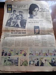 Hürriyet Gazetesi - 12 Şubat 1966 - Cemal Gürsel Ölümle Pençeleşmeye Devam Ediyor - Cumhurreisliği İçin Orgeneral Cevdet Sunay Büyük ve Milli Bir Vazife Dedi -  Cumhurbaşkanı Cemal Gürsel'in Eşi Melahat Gürsel'e Durum Yavaş Yavaş Açıklanıyor - İstanbullu Bir Türk Mehmet Saffet Ersöz Güney Kutbuna Bayrağımızı Dikti - İngiltere'de Homoseksüellik Artık Suç Sayılmıyor - Kader Çizgileri Aşk Ve Macera Romanı Çizen Faruk Geç - Bizimkiler Yazan Kemal Bisalman Çizen Sezgin Burak - Burç Falınız - Fatih Sultan Mehmet Devrine Ait Eserler Meydana Çıkarılacak - Film Başına 12 Bin Lira Ücret Alan Köpek - Belgin Doruk ve Ekrem Bora Fotoğraf -  Türkan Şoray Gözlerini 250 Bin Liraya Sigorta Ettiriyor - Armatör Nazım Kalkavan'ın 10 Bin Lira Değerindeki İngiliz Asıllı Kaniş Cinsi Köpeği Şoförün Kızı Filminde Oynadı - Ayhan Işık - Ajda Pekkan Soyunmayacak - Güngörmüşler Çizgi Roman - Gökler Hakimi Gordon Çizgi Roman - Fatoş Çizgi Roman - Dedektif Nik'in Maceraları Çizgi Roman - Lazo Şöhret Yolunda