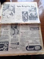 Hürriyet Gazetesi - 25 Aralık 1965 - Dışişleri Bakanlığı Yüksek Müşaviri Hasan Işık Kıbrıs Meselesini BM Değil Türkiye Halledebilir - Kağıthanede Kayacam Şişe Ve Cam Fabrikasında İnfilak - Sadun Boro'nun Alman Asıllı Eşi Oda'nın Köln'deki Annesi Onlar İçin Her Gün Dua Ediyorum Dedi - Oda Boro'nun Ailesi Fotoğraf - Milli Basketbol Takımı Antrenörü Samimi Göreç'in İşine Son Verildi  - Kader Çizgisi His Romanı Yazan Lewis Cox Yazı Dizisi - Nuri Sesigüzel Vahi Öz Kazablanka Gazinosunda -  Avrupa'yı Yerinden Oynatan Sesler Yazan Sezen Cumhur Önal Yazı Dizisi - Fenerbahçe Menajeri Necdet Erdem Dertli Her Takım Fenerbahçe Karşısında Nedense Çok Sert Oynuyor - Galatasaraylı Metin Oktay Sakat Olmasına Rağmen Gençlerbirliğine Karşı Oynayacak - İşte Brigitte Bardot Fotoğraf - Beyaz Perdenin Yeri Doldurulamaz Aktörü Öztürk Serengil Ve Altın Mikrofon Birincisi Yıldırım Gürses Beşiktaş Cam Salonda - Turist Ömer Dümenciler Kralı Pek Yakında Sinemalarda - Sadri alışık - Altın Mikrofon