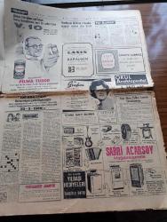 Hürriyet Gazetesi - 21 Aralık 1965 - Gençlik Kıbrıs İçin Miting Yaptı - Onbinlerce Genç Tek Kalp Halinde Haykırdı Ve İstanbul Dün Ordu Kıbrıs'a Sesleri İle İnledi - Gençler Hürriyet Meydanında Fotoğraf -  Süleyman Demirel Kıbrıs Kaybedilmiş Değildir Dedi - Kanlı Kıbrıs Hadiselerinin 2. Yıldönümü - Dışişleri Bakanı İhsan Sabri Çağlayangil Karar Bize Bir Şey Kaybettirmedi - Şinasi Osma Bir Harbi Göze Aldığımızı İlan Edelim Dedi - TPAO Ziraat Bankası Sümerbank Ve Etibank Genel Müdürleri Değişti - Büyükada'da Şifalı Bir Su Kuyusu Meydana Çıkarıldı - Gökler Hakimi Gordon Çizgi Roman  - Kader Çizgisi His Romanı Yazan Lewis Cox Yazı Dizisi - Resmi Sinemaskop Budha - Avrupa'yı Yerinden Oynatan Sesler Röportaj Sezen Cumhur Önal Yazı Dizisi - Stadlarda Asayiş Yine Bozuldu - İstanbul Emniyet Müdürü Hayrettin Nakipoğlu Gerekirse Cop Kullanırız - Hakem Ogün Altıparmak'ı Yine De Sahadan Attı - Hafız Erol Fenerbahçeli Oyuncuları Maçtan Önce Okudu Ama - Can Bartu Sakat - Fatoş Çizgi Roman