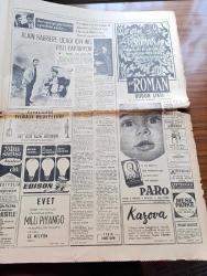 Hürriyet Gazetesi - 21 Aralık 1965 - Gençlik Kıbrıs İçin Miting Yaptı - Onbinlerce Genç Tek Kalp Halinde Haykırdı Ve İstanbul Dün Ordu Kıbrıs'a Sesleri İle İnledi - Gençler Hürriyet Meydanında Fotoğraf -  Süleyman Demirel Kıbrıs Kaybedilmiş Değildir Dedi - Kanlı Kıbrıs Hadiselerinin 2. Yıldönümü - Dışişleri Bakanı İhsan Sabri Çağlayangil Karar Bize Bir Şey Kaybettirmedi - Şinasi Osma Bir Harbi Göze Aldığımızı İlan Edelim Dedi - TPAO Ziraat Bankası Sümerbank Ve Etibank Genel Müdürleri Değişti - Büyükada'da Şifalı Bir Su Kuyusu Meydana Çıkarıldı - Gökler Hakimi Gordon Çizgi Roman  - Kader Çizgisi His Romanı Yazan Lewis Cox Yazı Dizisi - Resmi Sinemaskop Budha - Avrupa'yı Yerinden Oynatan Sesler Röportaj Sezen Cumhur Önal Yazı Dizisi - Stadlarda Asayiş Yine Bozuldu - İstanbul Emniyet Müdürü Hayrettin Nakipoğlu Gerekirse Cop Kullanırız - Hakem Ogün Altıparmak'ı Yine De Sahadan Attı - Hafız Erol Fenerbahçeli Oyuncuları Maçtan Önce Okudu Ama - Can Bartu Sakat - Fatoş Çizgi Roman