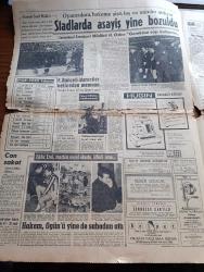 Hürriyet Gazetesi - 21 Aralık 1965 - Gençlik Kıbrıs İçin Miting Yaptı - Onbinlerce Genç Tek Kalp Halinde Haykırdı Ve İstanbul Dün Ordu Kıbrıs'a Sesleri İle İnledi - Gençler Hürriyet Meydanında Fotoğraf -  Süleyman Demirel Kıbrıs Kaybedilmiş Değildir Dedi - Kanlı Kıbrıs Hadiselerinin 2. Yıldönümü - Dışişleri Bakanı İhsan Sabri Çağlayangil Karar Bize Bir Şey Kaybettirmedi - Şinasi Osma Bir Harbi Göze Aldığımızı İlan Edelim Dedi - TPAO Ziraat Bankası Sümerbank Ve Etibank Genel Müdürleri Değişti - Büyükada'da Şifalı Bir Su Kuyusu Meydana Çıkarıldı - Gökler Hakimi Gordon Çizgi Roman  - Kader Çizgisi His Romanı Yazan Lewis Cox Yazı Dizisi - Resmi Sinemaskop Budha - Avrupa'yı Yerinden Oynatan Sesler Röportaj Sezen Cumhur Önal Yazı Dizisi - Stadlarda Asayiş Yine Bozuldu - İstanbul Emniyet Müdürü Hayrettin Nakipoğlu Gerekirse Cop Kullanırız - Hakem Ogün Altıparmak'ı Yine De Sahadan Attı - Hafız Erol Fenerbahçeli Oyuncuları Maçtan Önce Okudu Ama - Can Bartu Sakat - Fatoş Çizgi Roman