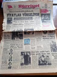 Hürriyet Gazetesi - 24 Aralık 1965 - Kısmet Yelkenlisini Seyir Halinde Gören Denizcilerin Anlatıyor - Kim Ne Derse Desin Sadun Boro Yaman Adam - Bugün Mübarek Ramazan - Fiyatlar Yükseliyor - CHP Ortanın Soluna Azimle Devam Edecek - Rumlardan Enosis İçin Para Toplayan Üç Yunanlı Kadın Kaçakçılıktan Yakalandı - Cumhurbaşkanı Cemal Gürsel 5 Genel Müdürün Değişmesini Tasdik Etti - Gangster Necdet Elmas Açık Cezaevi İmralı'ya Nakledildi - Aşk Rüyası Aşk Ve Macera Romanı Çizen Faruk Geç - Bizimkiler Yazan Kemal Bisalman Çizen Sezgin Burak - Avrupa'yı Yerinden Oynatan Sesler Röportaj Sezen Cumhur Önal - Fenerbahçe Çamur Sahada Çalıştı - Galatasaraylı Futbolcuların Hanımları Da Her Hafta Toplanmaya Başladılar - Hakemler Birliği Genel Başkanı Muslihittin Güner - Yıldıray Çınar Plak - Adnan Şenses Ve İsmail Dümbüllü Lunapark Gazinosunda - Taksim Belediye Gazinosunda Ramazan Eğlenceleri - Güngörmüşler Çizgi Roman - Gökler Hakimi Gordon Çizgi Roman - Fatoş Çizgi Roman - Dedektif Nik'in Maceraları