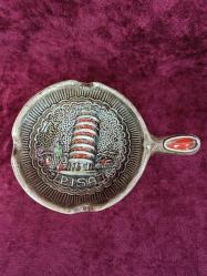 VINTAGE EL YAPIMI MİNELİ PİSA KULESİ KABARTMA TASVİRLİ İMZALI SERAMİK KÜL TABLASI