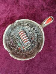 VINTAGE EL YAPIMI MİNELİ PİSA KULESİ KABARTMA TASVİRLİ İMZALI SERAMİK KÜL TABLASI