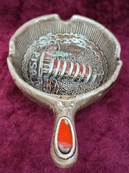 VINTAGE EL YAPIMI MİNELİ PİSA KULESİ KABARTMA TASVİRLİ İMZALI SERAMİK KÜL TABLASI