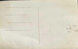 Takım elbise giyinip sandalyede oturup gülümseyerek poz veren bir grup erkek fotoğrafı.  .ORİJİNAL SİYAH & BEYAZ 14x 9cm EBADINDA - 1940'LAR, 1950'LER, 1960'LAR ve 1970'LER