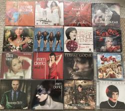 Efemera - 40 CD HEPSİ SIFIR JELATİNLİ AMBALAJINDADIR Sertab Erener La’l Bendeniz best of vol.1 Sizi seviyorum Muazzez Ersoy Saltanat Fatma İşcan AYLA ÇELİK BAĞDAT EMRAH SELAM SEVDİKLERİME HOŞ GELDİN GÜLÜM İrem Derici Sezen Aksu Sibel Can Deniz Arcak Cesur Yıldız Tilbe Papatya Baharı Hande Yener 5 CD  Aynur Aydın Kutsi Ferhat Göçer Züleyha Gülçin Ergül bir tanecik aşkım   Emel ile yeniden Zeynep Dizdar Viraj Gönül Oyunu  Türkiye'nin aslanları Tuğba Ekinci Berkay Ele inat  Zerrin Özer özel  Nilüfer Kendi Cennetim  Zara flamenko 5'lisi  Röya Gemiciler - kitantik - kitaLog