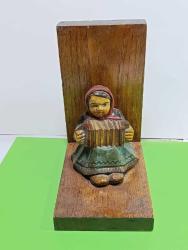 RF45----AKORDİYON ÇALAN KADIN DEKORLU AHŞAP KİTAP DAYAMA