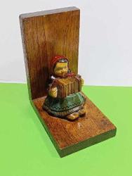 RF45----AKORDİYON ÇALAN KADIN DEKORLU AHŞAP KİTAP DAYAMA