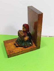 RF45----AKORDİYON ÇALAN KADIN DEKORLU AHŞAP KİTAP DAYAMA