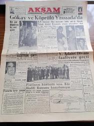 Akşam Gazetesi - 4 Ekim 1960 - Fahrettin Kerim Gökay Ve Fuat Köprülü Yassıada'da - 6 7 Eylül Sanığı Oktay Engin Alaeddin Eriş Hasan Uçar M. Ali Balin'de Tevkif Edildiler - Ekrem Alican Bir Konuşma Yaptı - Yüksek Adalet Divanı Faaliyete Geçti -  Duvarlarda İnkılap Aleyhtarı Yazılar Yazanlar Aranıyor - Necdet Calp Başbakanlık Hususi Kalem Müdürü Oldu - Dünyanın Sayılı Zengini Nubar Gülbenkyan Geldi Ve Gitti - Kızkulesi Kahramanı Çizen Suat Yalaz - 93 İhtilali Yazan Abdullah Ziya Kozanoğlu Yazı Dizisi - Dansöz Ayşe Nana Roma'da Yargılanıyor - Günahım Seni Sevmek Aşk Ve His Romanı Resimleyen Remzi - Geyşa'nın Hatıra Defteri Yazan Kimiko Omura Yazı Dizisi - Bize Barbaroslu Derler Yazan Çizen Ratip Tahir Burak - Kont Senlibenli Çizgi Roman - Nazlı İle Hamza Çizgi Roman - Vadiler Hakimi Çizgi Roman - Galatasaray Bahia İle 1 1 Berabere Kaldı - Mithatpaşanın Tevsii Mi Yüzbinlik Yeni Bir Stad Mı - Yorgun Beşiktaş 4 Puan Alamaz - Spor Yazarları Kongresi Yapıldı - Türkiye Yüzme Şampiyonası