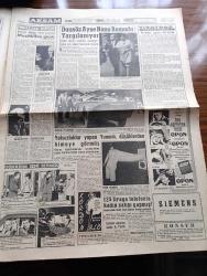Akşam Gazetesi - 4 Ekim 1960 - Fahrettin Kerim Gökay Ve Fuat Köprülü Yassıada'da - 6 7 Eylül Sanığı Oktay Engin Alaeddin Eriş Hasan Uçar M. Ali Balin'de Tevkif Edildiler - Ekrem Alican Bir Konuşma Yaptı - Yüksek Adalet Divanı Faaliyete Geçti -  Duvarlarda İnkılap Aleyhtarı Yazılar Yazanlar Aranıyor - Necdet Calp Başbakanlık Hususi Kalem Müdürü Oldu - Dünyanın Sayılı Zengini Nubar Gülbenkyan Geldi Ve Gitti - Kızkulesi Kahramanı Çizen Suat Yalaz - 93 İhtilali Yazan Abdullah Ziya Kozanoğlu Yazı Dizisi - Dansöz Ayşe Nana Roma'da Yargılanıyor - Günahım Seni Sevmek Aşk Ve His Romanı Resimleyen Remzi - Geyşa'nın Hatıra Defteri Yazan Kimiko Omura Yazı Dizisi - Bize Barbaroslu Derler Yazan Çizen Ratip Tahir Burak - Kont Senlibenli Çizgi Roman - Nazlı İle Hamza Çizgi Roman - Vadiler Hakimi Çizgi Roman - Galatasaray Bahia İle 1 1 Berabere Kaldı - Mithatpaşanın Tevsii Mi Yüzbinlik Yeni Bir Stad Mı - Yorgun Beşiktaş 4 Puan Alamaz - Spor Yazarları Kongresi Yapıldı - Türkiye Yüzme Şampiyonası