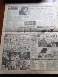 Akşam Gazetesi - 4 Ekim 1960 - Fahrettin Kerim Gökay Ve Fuat Köprülü Yassıada'da - 6 7 Eylül Sanığı Oktay Engin Alaeddin Eriş Hasan Uçar M. Ali Balin'de Tevkif Edildiler - Ekrem Alican Bir Konuşma Yaptı - Yüksek Adalet Divanı Faaliyete Geçti -  Duvarlarda İnkılap Aleyhtarı Yazılar Yazanlar Aranıyor - Necdet Calp Başbakanlık Hususi Kalem Müdürü Oldu - Dünyanın Sayılı Zengini Nubar Gülbenkyan Geldi Ve Gitti - Kızkulesi Kahramanı Çizen Suat Yalaz - 93 İhtilali Yazan Abdullah Ziya Kozanoğlu Yazı Dizisi - Dansöz Ayşe Nana Roma'da Yargılanıyor - Günahım Seni Sevmek Aşk Ve His Romanı Resimleyen Remzi - Geyşa'nın Hatıra Defteri Yazan Kimiko Omura Yazı Dizisi - Bize Barbaroslu Derler Yazan Çizen Ratip Tahir Burak - Kont Senlibenli Çizgi Roman - Nazlı İle Hamza Çizgi Roman - Vadiler Hakimi Çizgi Roman - Galatasaray Bahia İle 1 1 Berabere Kaldı - Mithatpaşanın Tevsii Mi Yüzbinlik Yeni Bir Stad Mı - Yorgun Beşiktaş 4 Puan Alamaz - Spor Yazarları Kongresi Yapıldı - Türkiye Yüzme Şampiyonası