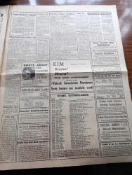 Akşam Gazetesi - 4 Ekim 1960 - Fahrettin Kerim Gökay Ve Fuat Köprülü Yassıada'da - 6 7 Eylül Sanığı Oktay Engin Alaeddin Eriş Hasan Uçar M. Ali Balin'de Tevkif Edildiler - Ekrem Alican Bir Konuşma Yaptı - Yüksek Adalet Divanı Faaliyete Geçti -  Duvarlarda İnkılap Aleyhtarı Yazılar Yazanlar Aranıyor - Necdet Calp Başbakanlık Hususi Kalem Müdürü Oldu - Dünyanın Sayılı Zengini Nubar Gülbenkyan Geldi Ve Gitti - Kızkulesi Kahramanı Çizen Suat Yalaz - 93 İhtilali Yazan Abdullah Ziya Kozanoğlu Yazı Dizisi - Dansöz Ayşe Nana Roma'da Yargılanıyor - Günahım Seni Sevmek Aşk Ve His Romanı Resimleyen Remzi - Geyşa'nın Hatıra Defteri Yazan Kimiko Omura Yazı Dizisi - Bize Barbaroslu Derler Yazan Çizen Ratip Tahir Burak - Kont Senlibenli Çizgi Roman - Nazlı İle Hamza Çizgi Roman - Vadiler Hakimi Çizgi Roman - Galatasaray Bahia İle 1 1 Berabere Kaldı - Mithatpaşanın Tevsii Mi Yüzbinlik Yeni Bir Stad Mı - Yorgun Beşiktaş 4 Puan Alamaz - Spor Yazarları Kongresi Yapıldı - Türkiye Yüzme Şampiyonası