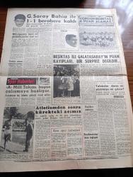 Akşam Gazetesi - 4 Ekim 1960 - Fahrettin Kerim Gökay Ve Fuat Köprülü Yassıada'da - 6 7 Eylül Sanığı Oktay Engin Alaeddin Eriş Hasan Uçar M. Ali Balin'de Tevkif Edildiler - Ekrem Alican Bir Konuşma Yaptı - Yüksek Adalet Divanı Faaliyete Geçti -  Duvarlarda İnkılap Aleyhtarı Yazılar Yazanlar Aranıyor - Necdet Calp Başbakanlık Hususi Kalem Müdürü Oldu - Dünyanın Sayılı Zengini Nubar Gülbenkyan Geldi Ve Gitti - Kızkulesi Kahramanı Çizen Suat Yalaz - 93 İhtilali Yazan Abdullah Ziya Kozanoğlu Yazı Dizisi - Dansöz Ayşe Nana Roma'da Yargılanıyor - Günahım Seni Sevmek Aşk Ve His Romanı Resimleyen Remzi - Geyşa'nın Hatıra Defteri Yazan Kimiko Omura Yazı Dizisi - Bize Barbaroslu Derler Yazan Çizen Ratip Tahir Burak - Kont Senlibenli Çizgi Roman - Nazlı İle Hamza Çizgi Roman - Vadiler Hakimi Çizgi Roman - Galatasaray Bahia İle 1 1 Berabere Kaldı - Mithatpaşanın Tevsii Mi Yüzbinlik Yeni Bir Stad Mı - Yorgun Beşiktaş 4 Puan Alamaz - Spor Yazarları Kongresi Yapıldı - Türkiye Yüzme Şampiyonası