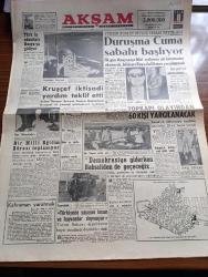 Akşam Gazetesi - 8 Ekim 1960 - Türk İş Adamları Rusya'ya Gidiyor - Yüksek Adalet Divanı Tebliğ Yayınladı - Duruşmalarda Bulunacak Kimseleri Yassıada'ya Götürüp Getiricek Olan Fenerbahçe Vapuru Hazırlandı - Kruşçef İktisadi Yardım Teklifi Etti - Yassıada Duruşmalarına Cuma Sabahı Başlanıyor - Topkapı Olaylarından 60 Kişi Yargılanacak - Düşükler Yassıada'da - Milli Birlik Komitesi Üyesi Muzaffer Özdağ Demokrasiye Giderken Babıaliden De Geçeceğiz - Kızkulesi Kahramanı Çizen Suat Yalaz - 93 İhtilali Yazan Abdullah Ziya Kozanoğlu Yazı Dizisi -Kalkınmanın Beyni Yazan Müşerref Hekimoğlu Köşe Yazısı - Günahım Seni Sevmek Aşk Ve His Romanı Resimleyen Remzi - Yassıada'da Davetlilerin İstirahat Yemek Ve Kötü Hava Şartlarında Geceleyin İskan Durumu -  Sinema Yazan Erdoğan Tokatlı - Geyşa'nın Hatıra Defteri Yazan Kimiko Omura Yazı Dizisi - Bugünkü Falınız  - Bize Barbaroslu Derler Yazan Çizen Ratip Tahir Burak - Muhterem Özyurt Futbol Federasyonu Başkanı Oldu - Yüzmede 3 Rekor - Doğan Koloğlu
