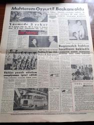 Akşam Gazetesi - 8 Ekim 1960 - Türk İş Adamları Rusya'ya Gidiyor - Yüksek Adalet Divanı Tebliğ Yayınladı - Duruşmalarda Bulunacak Kimseleri Yassıada'ya Götürüp Getiricek Olan Fenerbahçe Vapuru Hazırlandı - Kruşçef İktisadi Yardım Teklifi Etti - Yassıada Duruşmalarına Cuma Sabahı Başlanıyor - Topkapı Olaylarından 60 Kişi Yargılanacak - Düşükler Yassıada'da - Milli Birlik Komitesi Üyesi Muzaffer Özdağ Demokrasiye Giderken Babıaliden De Geçeceğiz - Kızkulesi Kahramanı Çizen Suat Yalaz - 93 İhtilali Yazan Abdullah Ziya Kozanoğlu Yazı Dizisi -Kalkınmanın Beyni Yazan Müşerref Hekimoğlu Köşe Yazısı - Günahım Seni Sevmek Aşk Ve His Romanı Resimleyen Remzi - Yassıada'da Davetlilerin İstirahat Yemek Ve Kötü Hava Şartlarında Geceleyin İskan Durumu -  Sinema Yazan Erdoğan Tokatlı - Geyşa'nın Hatıra Defteri Yazan Kimiko Omura Yazı Dizisi - Bugünkü Falınız  - Bize Barbaroslu Derler Yazan Çizen Ratip Tahir Burak - Muhterem Özyurt Futbol Federasyonu Başkanı Oldu - Yüzmede 3 Rekor - Doğan Koloğlu