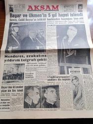 Akşam Gazetesi - 16 Ekim 1960 - Celal Bayar Ve Nedim Ökmen'in 5 Yıl Hapsi İstendi - Köpek Davası Duruşmasında Savcı Celal Bayar'ı Dün İstiklal Harbinden Kaçtığını İma Etti - İsmet İnönü Konuşmuyor - Fatin Rüştü Zorlu'nun Annesi Zorlu Davranıyor - Adnan Menderes Avukatı Burhan Apaydın'a Yıldırım Telgrafı Çekti - Celal Bayar'ın Çeşmesi Akmıyor - Celal Bayar'dan İki Avukat Yüzer Bin Lira İstedi - Yüksek Adalet Divanı Başkanı Salim Başol - Yüksek Adalet Divanı Başsavcısı Altay Ömer Egesel - Ratip Tahir Burak'ın Fırçasından Köpek Davası - 6 7 Eylül Kararnameleri Sanıklara Dün Dağıtıldı - Kızkulesi Kahramanı Çizen Suat Yalaz - Yassıada Lokantasında İlk Gün 729 Kişi Yemek Yedi - Günah Maskesi Çizgi Roman Resimleyen Remzi - Kazova Mağazaları - Geyşa'nın Hatıra Defteri Yazan Kimiko Omura Yazı Dizisi  - Bize Barbaroslu Derler Çizen Ratip Tahir Burak -  Can Bartu Dün Alsancak Stadının Kahramanıydı - Beşiktaş Adana Demirspor'u Yendi - Yabancı Gözüyle Yassıada Mahkemeleri
