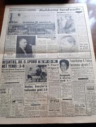 Akşam Gazetesi - 16 Ekim 1960 - Celal Bayar Ve Nedim Ökmen'in 5 Yıl Hapsi İstendi - Köpek Davası Duruşmasında Savcı Celal Bayar'ı Dün İstiklal Harbinden Kaçtığını İma Etti - İsmet İnönü Konuşmuyor - Fatin Rüştü Zorlu'nun Annesi Zorlu Davranıyor - Adnan Menderes Avukatı Burhan Apaydın'a Yıldırım Telgrafı Çekti - Celal Bayar'ın Çeşmesi Akmıyor - Celal Bayar'dan İki Avukat Yüzer Bin Lira İstedi - Yüksek Adalet Divanı Başkanı Salim Başol - Yüksek Adalet Divanı Başsavcısı Altay Ömer Egesel - Ratip Tahir Burak'ın Fırçasından Köpek Davası - 6 7 Eylül Kararnameleri Sanıklara Dün Dağıtıldı - Kızkulesi Kahramanı Çizen Suat Yalaz - Yassıada Lokantasında İlk Gün 729 Kişi Yemek Yedi - Günah Maskesi Çizgi Roman Resimleyen Remzi - Kazova Mağazaları - Geyşa'nın Hatıra Defteri Yazan Kimiko Omura Yazı Dizisi  - Bize Barbaroslu Derler Çizen Ratip Tahir Burak -  Can Bartu Dün Alsancak Stadının Kahramanıydı - Beşiktaş Adana Demirspor'u Yendi - Yabancı Gözüyle Yassıada Mahkemeleri