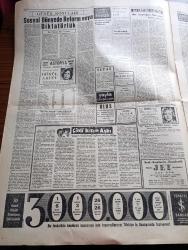 Ulus Gazetesi - 2 Ekim 1960 - Sağlık Davamız Yazan Yakup Kadri Karaosmanoğlu Köşe Yazısı - Işığın Karanlıktan Öc Alışı Yazan Bülent Ecevit Köşe Yazısı - Onbin Yedeksubay Öğretmenlik Yapacak - Dışişleri Bakanı Selim Sarper Birleşik Arap Cumhuriyeti Başkanı Nasır İle Görüştü - Cemal Gürsel'in Bir Açıklaması - Ankara Barosu Başkanı Avukat Saffet Nezihi Bölükbaşı İstifa Etmiştir - Sabık Emniyet Müdürü Faruk Oktay Yassıada'da Kalp Krizi Sonucu Öldü - Sosyalist Partisi Beraat Etti - Düşük Belediye Başkanı Kemal Aygün'ün İşlediği 105 Suç - Çinli Kızın Aşkı Yazan Paul Ernest Yazı Dizisi - Yeni Bir Devlet Doğdu - Güzel Sanatlar Anayasa Teminatı Altına Alınıyor - Beşiktaş Dün İzmir'de Karşıyaka'ya Karşı Hezimetten Kurtuldu - Gençlerbirliği Oynadı Galatasaray Seyretti - Fenerbahçe Bahia'ya Yenildi - Sihirli Dansöz Yasemin Alev - Sesle Çizgiler Mucidi Celal Şahin Gençlik Parkı Göl Gazinosunda -  Eşsiz Sanatkar Behiye Aksoy Gençlik Parkı Göl Gazinosunda - Devlet Planlama Teşkilatı Kuruldu