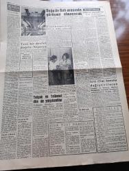 Ulus Gazetesi - 2 Ekim 1960 - Sağlık Davamız Yazan Yakup Kadri Karaosmanoğlu Köşe Yazısı - Işığın Karanlıktan Öc Alışı Yazan Bülent Ecevit Köşe Yazısı - Onbin Yedeksubay Öğretmenlik Yapacak - Dışişleri Bakanı Selim Sarper Birleşik Arap Cumhuriyeti Başkanı Nasır İle Görüştü - Cemal Gürsel'in Bir Açıklaması - Ankara Barosu Başkanı Avukat Saffet Nezihi Bölükbaşı İstifa Etmiştir - Sabık Emniyet Müdürü Faruk Oktay Yassıada'da Kalp Krizi Sonucu Öldü - Sosyalist Partisi Beraat Etti - Düşük Belediye Başkanı Kemal Aygün'ün İşlediği 105 Suç - Çinli Kızın Aşkı Yazan Paul Ernest Yazı Dizisi - Yeni Bir Devlet Doğdu - Güzel Sanatlar Anayasa Teminatı Altına Alınıyor - Beşiktaş Dün İzmir'de Karşıyaka'ya Karşı Hezimetten Kurtuldu - Gençlerbirliği Oynadı Galatasaray Seyretti - Fenerbahçe Bahia'ya Yenildi - Sihirli Dansöz Yasemin Alev - Sesle Çizgiler Mucidi Celal Şahin Gençlik Parkı Göl Gazinosunda -  Eşsiz Sanatkar Behiye Aksoy Gençlik Parkı Göl Gazinosunda - Devlet Planlama Teşkilatı Kuruldu