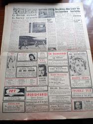 Ulus Gazetesi - 2 Ekim 1960 - Sağlık Davamız Yazan Yakup Kadri Karaosmanoğlu Köşe Yazısı - Işığın Karanlıktan Öc Alışı Yazan Bülent Ecevit Köşe Yazısı - Onbin Yedeksubay Öğretmenlik Yapacak - Dışişleri Bakanı Selim Sarper Birleşik Arap Cumhuriyeti Başkanı Nasır İle Görüştü - Cemal Gürsel'in Bir Açıklaması - Ankara Barosu Başkanı Avukat Saffet Nezihi Bölükbaşı İstifa Etmiştir - Sabık Emniyet Müdürü Faruk Oktay Yassıada'da Kalp Krizi Sonucu Öldü - Sosyalist Partisi Beraat Etti - Düşük Belediye Başkanı Kemal Aygün'ün İşlediği 105 Suç - Çinli Kızın Aşkı Yazan Paul Ernest Yazı Dizisi - Yeni Bir Devlet Doğdu - Güzel Sanatlar Anayasa Teminatı Altına Alınıyor - Beşiktaş Dün İzmir'de Karşıyaka'ya Karşı Hezimetten Kurtuldu - Gençlerbirliği Oynadı Galatasaray Seyretti - Fenerbahçe Bahia'ya Yenildi - Sihirli Dansöz Yasemin Alev - Sesle Çizgiler Mucidi Celal Şahin Gençlik Parkı Göl Gazinosunda -  Eşsiz Sanatkar Behiye Aksoy Gençlik Parkı Göl Gazinosunda - Devlet Planlama Teşkilatı Kuruldu