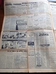 Yeni İstanbul Gazetesi - 23 Ekim 1960 - Sahne Arkası Yazan Habib Edip Törehan Köşe Yazısı - Nüfus Sayımı Bu Sabah Başlıyor - Amerika'dan 450 Bin Ton Buğday İthal Ediyoruz - Türk İş Genel Kurulu 21 Kasım'da Toplanacak - Anadolu Ajansı Mesulleri Yargılanıyor - İsviçreli Hukukçu Raymond Nicholet Yassıada Duruşmalarını Takibe Geldi - Köpek Davası Kararı Yarın - CHP Eski Milletvekili Fethi Çelikbaş'ın İfadesi Alındı - Türk Yunan Görüşmeleri Bitti Bir Tebliğ Yayınlandı - James Bond Çizen İan Fleming -  Cici Teyze Çizen Saunders Ve Ernest - Macera Kapıları Yazan Jean Hougron Yazı Dizisi - Edirnekapı Hürriyet Meydanı Yolunda Çalışmalar Hızlandı - Ali Muhittin Hacı Bekir - Cumhuriyet Bayramı Hazırlıkları - İki Başkan Adayı Kennedy Ve Nixon Küba Mevzuunda Anlaşamıyor - Ürdün Kralı Hüseyin Nasır'a Küçük Firavun Dedi - Amerika Birkaç Aya Kadar Fezaya Adam Gönderecek - Jean Paul Belmondo Sophia Loren'i Değil Karımı Seviyorum Dedi - Galatasaray Karşıyaka'yı Mustafa'nın Golüyle Yendi - Fenerbahçe