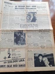 Yeni İstanbul Gazetesi - 23 Ekim 1960 - Sahne Arkası Yazan Habib Edip Törehan Köşe Yazısı - Nüfus Sayımı Bu Sabah Başlıyor - Amerika'dan 450 Bin Ton Buğday İthal Ediyoruz - Türk İş Genel Kurulu 21 Kasım'da Toplanacak - Anadolu Ajansı Mesulleri Yargılanıyor - İsviçreli Hukukçu Raymond Nicholet Yassıada Duruşmalarını Takibe Geldi - Köpek Davası Kararı Yarın - CHP Eski Milletvekili Fethi Çelikbaş'ın İfadesi Alındı - Türk Yunan Görüşmeleri Bitti Bir Tebliğ Yayınlandı - James Bond Çizen İan Fleming -  Cici Teyze Çizen Saunders Ve Ernest - Macera Kapıları Yazan Jean Hougron Yazı Dizisi - Edirnekapı Hürriyet Meydanı Yolunda Çalışmalar Hızlandı - Ali Muhittin Hacı Bekir - Cumhuriyet Bayramı Hazırlıkları - İki Başkan Adayı Kennedy Ve Nixon Küba Mevzuunda Anlaşamıyor - Ürdün Kralı Hüseyin Nasır'a Küçük Firavun Dedi - Amerika Birkaç Aya Kadar Fezaya Adam Gönderecek - Jean Paul Belmondo Sophia Loren'i Değil Karımı Seviyorum Dedi - Galatasaray Karşıyaka'yı Mustafa'nın Golüyle Yendi - Fenerbahçe