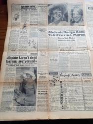 Yeni İstanbul Gazetesi - 23 Ekim 1960 - Sahne Arkası Yazan Habib Edip Törehan Köşe Yazısı - Nüfus Sayımı Bu Sabah Başlıyor - Amerika'dan 450 Bin Ton Buğday İthal Ediyoruz - Türk İş Genel Kurulu 21 Kasım'da Toplanacak - Anadolu Ajansı Mesulleri Yargılanıyor - İsviçreli Hukukçu Raymond Nicholet Yassıada Duruşmalarını Takibe Geldi - Köpek Davası Kararı Yarın - CHP Eski Milletvekili Fethi Çelikbaş'ın İfadesi Alındı - Türk Yunan Görüşmeleri Bitti Bir Tebliğ Yayınlandı - James Bond Çizen İan Fleming -  Cici Teyze Çizen Saunders Ve Ernest - Macera Kapıları Yazan Jean Hougron Yazı Dizisi - Edirnekapı Hürriyet Meydanı Yolunda Çalışmalar Hızlandı - Ali Muhittin Hacı Bekir - Cumhuriyet Bayramı Hazırlıkları - İki Başkan Adayı Kennedy Ve Nixon Küba Mevzuunda Anlaşamıyor - Ürdün Kralı Hüseyin Nasır'a Küçük Firavun Dedi - Amerika Birkaç Aya Kadar Fezaya Adam Gönderecek - Jean Paul Belmondo Sophia Loren'i Değil Karımı Seviyorum Dedi - Galatasaray Karşıyaka'yı Mustafa'nın Golüyle Yendi - Fenerbahçe