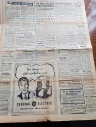 Yeni İstanbul Gazetesi - 23 Ekim 1960 - Sahne Arkası Yazan Habib Edip Törehan Köşe Yazısı - Nüfus Sayımı Bu Sabah Başlıyor - Amerika'dan 450 Bin Ton Buğday İthal Ediyoruz - Türk İş Genel Kurulu 21 Kasım'da Toplanacak - Anadolu Ajansı Mesulleri Yargılanıyor - İsviçreli Hukukçu Raymond Nicholet Yassıada Duruşmalarını Takibe Geldi - Köpek Davası Kararı Yarın - CHP Eski Milletvekili Fethi Çelikbaş'ın İfadesi Alındı - Türk Yunan Görüşmeleri Bitti Bir Tebliğ Yayınlandı - James Bond Çizen İan Fleming -  Cici Teyze Çizen Saunders Ve Ernest - Macera Kapıları Yazan Jean Hougron Yazı Dizisi - Edirnekapı Hürriyet Meydanı Yolunda Çalışmalar Hızlandı - Ali Muhittin Hacı Bekir - Cumhuriyet Bayramı Hazırlıkları - İki Başkan Adayı Kennedy Ve Nixon Küba Mevzuunda Anlaşamıyor - Ürdün Kralı Hüseyin Nasır'a Küçük Firavun Dedi - Amerika Birkaç Aya Kadar Fezaya Adam Gönderecek - Jean Paul Belmondo Sophia Loren'i Değil Karımı Seviyorum Dedi - Galatasaray Karşıyaka'yı Mustafa'nın Golüyle Yendi - Fenerbahçe