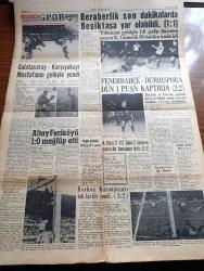 Yeni İstanbul Gazetesi - 23 Ekim 1960 - Sahne Arkası Yazan Habib Edip Törehan Köşe Yazısı - Nüfus Sayımı Bu Sabah Başlıyor - Amerika'dan 450 Bin Ton Buğday İthal Ediyoruz - Türk İş Genel Kurulu 21 Kasım'da Toplanacak - Anadolu Ajansı Mesulleri Yargılanıyor - İsviçreli Hukukçu Raymond Nicholet Yassıada Duruşmalarını Takibe Geldi - Köpek Davası Kararı Yarın - CHP Eski Milletvekili Fethi Çelikbaş'ın İfadesi Alındı - Türk Yunan Görüşmeleri Bitti Bir Tebliğ Yayınlandı - James Bond Çizen İan Fleming -  Cici Teyze Çizen Saunders Ve Ernest - Macera Kapıları Yazan Jean Hougron Yazı Dizisi - Edirnekapı Hürriyet Meydanı Yolunda Çalışmalar Hızlandı - Ali Muhittin Hacı Bekir - Cumhuriyet Bayramı Hazırlıkları - İki Başkan Adayı Kennedy Ve Nixon Küba Mevzuunda Anlaşamıyor - Ürdün Kralı Hüseyin Nasır'a Küçük Firavun Dedi - Amerika Birkaç Aya Kadar Fezaya Adam Gönderecek - Jean Paul Belmondo Sophia Loren'i Değil Karımı Seviyorum Dedi - Galatasaray Karşıyaka'yı Mustafa'nın Golüyle Yendi - Fenerbahçe