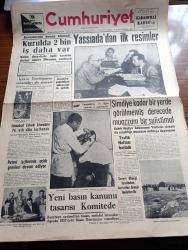 Cumhuriyet Gazetesi - 10 Ekim 1960 - Yassıada'dan İlk Resimler - Soruşturma Henüz Bitmedi Kurulda 2 Bin İş Daha Var - Düşük Cumhurbaşkanı Celal Bayar Yassıada'da Soruşturma Kurulu Karşısında İfade Verirken Fotoğraf - Sabık Maliye Bakanının Vinileks Şirketi İle Ortaklığı Muazzam Meblağa Dayanıyor - Petrol İşçilerinin Açlık Grevleri Devam Ediyor - İstanbul Erkek Lisesi'nin 76. Yılı Dün Kutlandı - Yeni Basın Kanunu Tasarısı Komitede - Sovyet Elçiliği Tarafından Bastırılan Broşür Toplattırıldı - Köpek Davası Yazan Feridun Ergin Köşe Yazısı - Sabah Şarkısı Yazan Taylor Caldwell Yazı Dizisi - Küba'da Fidel Castro Aleyhtarı İki Lider Yakalandı - Resimli Roman Başkasının Günahı Çizen Yves Sayol - Patti Çizgi Roman -  Marlon Brando Kadınlara Neden Zulmediyormuş - Komiki Şehir Naşit Bey Biyografik Hikaye Yazan Burhan Arpad Yazı Dizisi - Türkiye Yüzme Ve Sutopu 1959 60 Şampiyonu Adana - Toto Tahmin - Beşiktaş 2 Ankaragücü 1 - Galatasaray Sutopu Kalecisi Özcan Tomruk Evlendi - Ethem Menderes