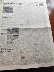Cumhuriyet Gazetesi - 10 Ekim 1960 - Yassıada'dan İlk Resimler - Soruşturma Henüz Bitmedi Kurulda 2 Bin İş Daha Var - Düşük Cumhurbaşkanı Celal Bayar Yassıada'da Soruşturma Kurulu Karşısında İfade Verirken Fotoğraf - Sabık Maliye Bakanının Vinileks Şirketi İle Ortaklığı Muazzam Meblağa Dayanıyor - Petrol İşçilerinin Açlık Grevleri Devam Ediyor - İstanbul Erkek Lisesi'nin 76. Yılı Dün Kutlandı - Yeni Basın Kanunu Tasarısı Komitede - Sovyet Elçiliği Tarafından Bastırılan Broşür Toplattırıldı - Köpek Davası Yazan Feridun Ergin Köşe Yazısı - Sabah Şarkısı Yazan Taylor Caldwell Yazı Dizisi - Küba'da Fidel Castro Aleyhtarı İki Lider Yakalandı - Resimli Roman Başkasının Günahı Çizen Yves Sayol - Patti Çizgi Roman -  Marlon Brando Kadınlara Neden Zulmediyormuş - Komiki Şehir Naşit Bey Biyografik Hikaye Yazan Burhan Arpad Yazı Dizisi - Türkiye Yüzme Ve Sutopu 1959 60 Şampiyonu Adana - Toto Tahmin - Beşiktaş 2 Ankaragücü 1 - Galatasaray Sutopu Kalecisi Özcan Tomruk Evlendi - Ethem Menderes