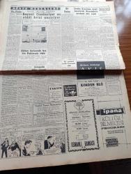 Cumhuriyet Gazetesi - 21 Ekim 1960 - Bir Daha Yazan Nadir Nadi Köşe Yazısı - Dünkü Duruşma Sadece Bir Saat Sürdü Ve Müdafaalar Yapıldı - Köpek Davasında Karar Pazartesiye Kaldı - Celal Bayar Karar Lehte Veya Aleyhte Olsun Mühim Değil Dedi - Dünkü Duruşmada Yalnız Celal Bayar'ın Kızı Nilüfer Gürsoy Hazır Bulundu - Ali Ulvi'nin Fırçasıyla Oktay Engin Ve Fatin Rüştü Zorlu - Fahrettin Kerim Gökay Bakanlık Emrine Alındı - Yassıada İntibaları Kısa Notlar Yazan Cevat Fehmi Başkut - Sabah Şarkısı Yazan Taylor Caldwell Yazı Dizisi - Büyük Oyunun Son Perdesi Yazan Oğuz Türkkan - Bay Oscar Karikatür - Profesör Nimbüs'ün Maceraları Çizgi Roman - Fransa'da Beşinci Cumhuriyet En Ciddi Krizi Yaşıyor - Patti Çizgi Roman - Resimli Roman Başkasının Günahı Çizen Yves Sayol - Tiyatro Cephede Piknik Yazan Lütfi Ay - Fordmotor Comet'i Takdim Eder - Fenerbahçe Kız Voleybol Takımı Şampiyon Kulüpler Turnuvasında - İngiltere'de Yapılacak Beynelmilel Yelken Federasyonu Toplantısına Salahattin Cihanoğlu Gidiyor