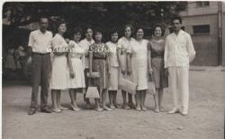 Efemera - Elbiseli Kadınlar ve İki Erkek Toplu Fotoğraf / Foto Lale, Adana, 1963 - kitantik - kitaLog