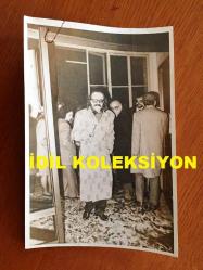 CEM KARACA'NIN ORİJİNAL FOTOĞRAFI - 18 x 12 cm EBADINDA - SİYAH & BEYAZ - CEM KARACA AÇIK RENK PARDESÜSÜ İLE MEKANDANDAN ÇIKARKEN ÇEKİLMİŞ BİR KARE