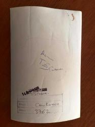 CEM KARACA'NIN ORİJİNAL FOTOĞRAFI - 18 x 12 cm EBADINDA - SİYAH & BEYAZ - CEM KARACA AÇIK RENK PARDESÜSÜ İLE MEKANDANDAN ÇIKARKEN ÇEKİLMİŞ BİR KARE