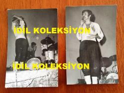 CEM KARACA'NIN ORİJİNAL 2'Lİ FOTOĞRAF SETİ - 14 x 9 cm EBADINDA 2 ADET FOTOĞRAF - SİYAH & BEYAZ - CEM KARACA'NIN KISA SAÇLI OLDUĞU DÖNEMLERDE ANADOLU KIYAFETLERİYLE (ŞALVARLI) KONSER VERİRKEN ÇEKİLMİŞ 2 FARKLI KARE