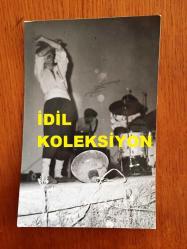 CEM KARACA'NIN ORİJİNAL 2'Lİ FOTOĞRAF SETİ - 14 x 9 cm EBADINDA 2 ADET FOTOĞRAF - SİYAH & BEYAZ - CEM KARACA'NIN KISA SAÇLI OLDUĞU DÖNEMLERDE ANADOLU KIYAFETLERİYLE (ŞALVARLI) KONSER VERİRKEN ÇEKİLMİŞ 2 FARKLI KARE