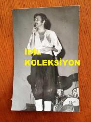 CEM KARACA'NIN ORİJİNAL 2'Lİ FOTOĞRAF SETİ - 14 x 9 cm EBADINDA 2 ADET FOTOĞRAF - SİYAH & BEYAZ - CEM KARACA'NIN KISA SAÇLI OLDUĞU DÖNEMLERDE ANADOLU KIYAFETLERİYLE (ŞALVARLI) KONSER VERİRKEN ÇEKİLMİŞ 2 FARKLI KARE