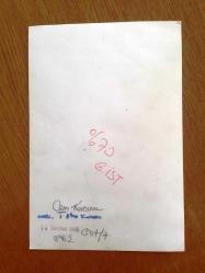 CEM KARACA'NIN ORİJİNAL FOTOĞRAFI - 14 Temmuz 1990-18 x 12 cm EBADINDA - SİYAH & BEYAZ - CEM KARACA AÇIK HAVA KONSERİNDE SAHNEDE ŞARKI SÖYLERKEN annesi Toto Karaca seyirciler arasındayken ÇEKİLMİŞ BİR KARE