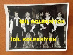 CEM KARACA'NIN ORİJİNAL BÜYÜK BOY FOTOĞRAFI - 24 x 18 cm EBADINDA - SİYAH & BEYAZ - CEM KARACA ve APAŞLAR MÜZİK GRUBUNUN SAHNEDE HEP BİRLİKTE POZ VERDİKLERİ ÇOK NADİR ve DEĞERLİ BİR FOTOĞRAF, APAŞLAR MÜZİK GRUBU, MEHMET SOYARSLAN, YALÇINKAYA TÜMAY, AHMET TUZCUOĞLU, TİMUR FİLDİŞİ... 1967-68 YILLARINDAN ÇOK GÜZEL BİR HATIRA FOTOĞRAFI