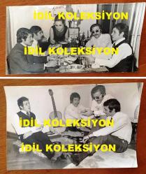 CEM KARACA'NIN ORİJİNAL BÜYÜK BOY 2'Lİ FOTOĞRAF SETİ - 24 x 12 cm ve 22 x 15 cm EBADINDA 2 ADET FOTOĞRAF - SİYAH & BEYAZ - CEM KARACA'NIN APAŞLAR GRUBU İLE 1968'DEKİ 45'LİKLERİ ''OY BABO'' ve ''HİKAYE''NİN BAŞARISINI KUTLARLARKEN ÇEKİLMİŞ ÇOK DEĞERLİ 2 FARKLI KARE, CEM KARACA ve EŞİ MERİÇ BAŞARAN, CİHANGİR'DEKİ EVLERİNDE BU GÜZEL KUTLAMAYI DÜZENLEDİLER, CEM KARACA'NIN EŞİ GRUP ÜYELERİNE MASADA YEMEK SEVİSİ YAPARKEN ve GRUP ÜYELERİ ODADA YERE OTURUP HEP BİRLİKTE 45'LİK DİNLERKERKEN ÇEKİLMİŞ ÇOK ÖZEL 2 FARKLI FOTOĞRAF, APAŞLAR GRUBU, MEHMET SOYARSLAN, YALÇINKAYA TÜMAY, AHMET TUZCUOĞLU