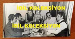 CEM KARACA'NIN ORİJİNAL BÜYÜK BOY 2'Lİ FOTOĞRAF SETİ - 24 x 12 cm ve 22 x 15 cm EBADINDA 2 ADET FOTOĞRAF - SİYAH & BEYAZ - CEM KARACA'NIN APAŞLAR GRUBU İLE 1968'DEKİ 45'LİKLERİ ''OY BABO'' ve ''HİKAYE''NİN BAŞARISINI KUTLARLARKEN ÇEKİLMİŞ ÇOK DEĞERLİ 2 FARKLI KARE, CEM KARACA ve EŞİ MERİÇ BAŞARAN, CİHANGİR'DEKİ EVLERİNDE BU GÜZEL KUTLAMAYI DÜZENLEDİLER, CEM KARACA'NIN EŞİ GRUP ÜYELERİNE MASADA YEMEK SEVİSİ YAPARKEN ve GRUP ÜYELERİ ODADA YERE OTURUP HEP BİRLİKTE 45'LİK DİNLERKERKEN ÇEKİLMİŞ ÇOK ÖZEL 2 FARKLI FOTOĞRAF, APAŞLAR GRUBU, MEHMET SOYARSLAN, YALÇINKAYA TÜMAY, AHMET TUZCUOĞLU