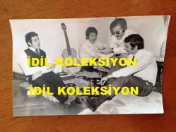 CEM KARACA'NIN ORİJİNAL BÜYÜK BOY 2'Lİ FOTOĞRAF SETİ - 24 x 12 cm ve 22 x 15 cm EBADINDA 2 ADET FOTOĞRAF - SİYAH & BEYAZ - CEM KARACA'NIN APAŞLAR GRUBU İLE 1968'DEKİ 45'LİKLERİ ''OY BABO'' ve ''HİKAYE''NİN BAŞARISINI KUTLARLARKEN ÇEKİLMİŞ ÇOK DEĞERLİ 2 FARKLI KARE, CEM KARACA ve EŞİ MERİÇ BAŞARAN, CİHANGİR'DEKİ EVLERİNDE BU GÜZEL KUTLAMAYI DÜZENLEDİLER, CEM KARACA'NIN EŞİ GRUP ÜYELERİNE MASADA YEMEK SEVİSİ YAPARKEN ve GRUP ÜYELERİ ODADA YERE OTURUP HEP BİRLİKTE 45'LİK DİNLERKERKEN ÇEKİLMİŞ ÇOK ÖZEL 2 FARKLI FOTOĞRAF, APAŞLAR GRUBU, MEHMET SOYARSLAN, YALÇINKAYA TÜMAY, AHMET TUZCUOĞLU