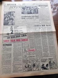Vatan Gazetesi - 6 Ekim 1960 - Tasfiye Siyaseti Yazan Ahmet Emin Yalman Köşe Yazısı - Celal Bayar Tehlikeli Vaziyetteyiz İcap Ederse Diktatörlüğe İdare Edeceğiz - Adnan Menderes Bu Memleketteki Bir İnönü Davası Vardır Bunu Halletmeliyiz - Ethem Menderes Celal Bayar İsmet Paşa'yı Astırmakta Tereddüt Etmez - Soruşturma Kurulunun Gerekçeli Kararı Açıklandı - Kararda Düşüklerin Anayasayı Nasıl İhlal Ettikleri Belirtilmekte - Sanıkların Çoğu 64 146 Maddeler İçine Giriyor - Yassıada'da İlk Tatbikat Dün Yapıldı Fotoğraf - Duruşmalar Televizyonla Gösterilecek - Devlet Başkanı Cemal Gürsel Yüksek İslam Enstitüsünde Konuştu Çin'in Hakikatine Kutlama Ermeliyiz Dedi - Yassıada'da Duruşmalar 14 Ekim'de Başlıyor - Düşük Başbakan Adnan Menderes'in Son İzmir Gezisinde Demokrat Parti'li Fedailere Silah Dağıtılmış - Kaçaklar Kemal Bekir'in Romanı - 6 7 Eylül Olayları Yazan Orhan Birgit - Karacaören'liler Dün Çarşaflarını Yırttılar - Taş Devri Çizen Mıstık - Dün Devam Eden Geyikli Olayları Duruşması