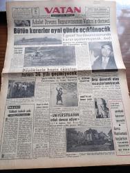 Vatan Gazetesi - 9 Ekim 1960 - Adalet Divanı Başsavcısı Altay Ömer Egesel'in Vatan Gazetesine Demeci - Altay Ömer Egesel Bütün Kararlar Aynı Günde Açıklanacak Dedi - Kubbede Kalacak Seda Yazan Ahmet Emin Yalman Köşe Yazısı - Düşüklerin Hapis Cezaları Tutarı 36 Yılı Geçmeyecek - Cemal Gürsel İzmir'de - Kaçaklar Kemal Bekir'in Romanı - 6 7 Eylül Olayları Yazan Orhan Birgit - Kazova Mağazaları - Emil Galip Sandalcı Köşe Yazısı - Haftalık Hoş Memo Karikatür - 27 Mayıs'tan Sonra Anadolu Yazan Ahmet Uran Baran - Adnan Veli'den Fantezi - Yüksek Soruşturma Kurulu Gerekçeli Kararının Metni - Bozuk Beşiktaş Demirspor'u İkinci Devrede Yendi - Yüzme Birinciliklerinde Dört Türkiye Rekoru Kırıldı - Asrın Davası Başlarken - Topkapı Olayları - Suzan Sözen Adnan Menderes Düşük Adamdı Kovardım Oturup Ağlardı Dedi - Köpek Davasından Sonra Bebek Davasına Bakılacak
