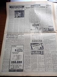 Vatan Gazetesi - 9 Ekim 1960 - Adalet Divanı Başsavcısı Altay Ömer Egesel'in Vatan Gazetesine Demeci - Altay Ömer Egesel Bütün Kararlar Aynı Günde Açıklanacak Dedi - Kubbede Kalacak Seda Yazan Ahmet Emin Yalman Köşe Yazısı - Düşüklerin Hapis Cezaları Tutarı 36 Yılı Geçmeyecek - Cemal Gürsel İzmir'de - Kaçaklar Kemal Bekir'in Romanı - 6 7 Eylül Olayları Yazan Orhan Birgit - Kazova Mağazaları - Emil Galip Sandalcı Köşe Yazısı - Haftalık Hoş Memo Karikatür - 27 Mayıs'tan Sonra Anadolu Yazan Ahmet Uran Baran - Adnan Veli'den Fantezi - Yüksek Soruşturma Kurulu Gerekçeli Kararının Metni - Bozuk Beşiktaş Demirspor'u İkinci Devrede Yendi - Yüzme Birinciliklerinde Dört Türkiye Rekoru Kırıldı - Asrın Davası Başlarken - Topkapı Olayları - Suzan Sözen Adnan Menderes Düşük Adamdı Kovardım Oturup Ağlardı Dedi - Köpek Davasından Sonra Bebek Davasına Bakılacak
