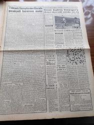 Vatan Gazetesi - 9 Ekim 1960 - Adalet Divanı Başsavcısı Altay Ömer Egesel'in Vatan Gazetesine Demeci - Altay Ömer Egesel Bütün Kararlar Aynı Günde Açıklanacak Dedi - Kubbede Kalacak Seda Yazan Ahmet Emin Yalman Köşe Yazısı - Düşüklerin Hapis Cezaları Tutarı 36 Yılı Geçmeyecek - Cemal Gürsel İzmir'de - Kaçaklar Kemal Bekir'in Romanı - 6 7 Eylül Olayları Yazan Orhan Birgit - Kazova Mağazaları - Emil Galip Sandalcı Köşe Yazısı - Haftalık Hoş Memo Karikatür - 27 Mayıs'tan Sonra Anadolu Yazan Ahmet Uran Baran - Adnan Veli'den Fantezi - Yüksek Soruşturma Kurulu Gerekçeli Kararının Metni - Bozuk Beşiktaş Demirspor'u İkinci Devrede Yendi - Yüzme Birinciliklerinde Dört Türkiye Rekoru Kırıldı - Asrın Davası Başlarken - Topkapı Olayları - Suzan Sözen Adnan Menderes Düşük Adamdı Kovardım Oturup Ağlardı Dedi - Köpek Davasından Sonra Bebek Davasına Bakılacak